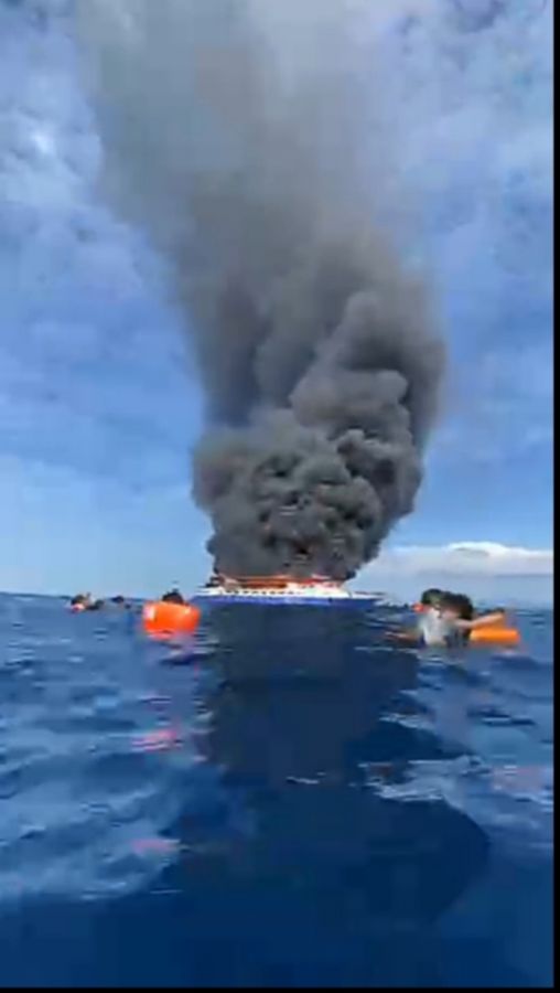 BREAKING NEWS: KM Barcelona V Terbakar Saat Berlayar dari Talaud ke Manado, Penumpang Panik di Laut