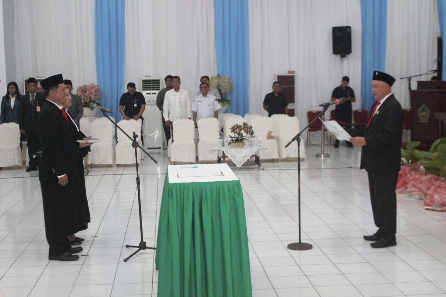 Denny Roy Tampi Pimpin Pengambilan Sumpah Anggota DPRD PAW