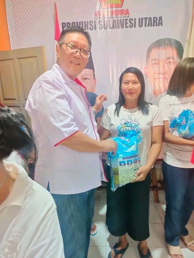 Fri Jhon Sampakang Hadir dan Salurkan Bantuan Beras dan Bendera Merah Putih untuk Warga