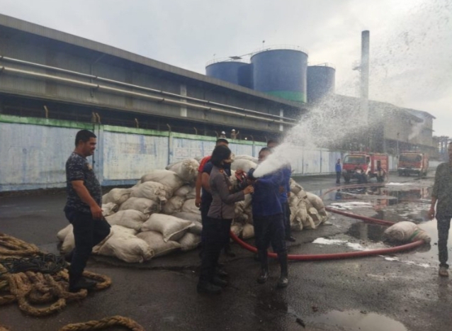 Kapal KLM Fitrah Keluarga Hangus Terbakar Dilalap si Jago Merah