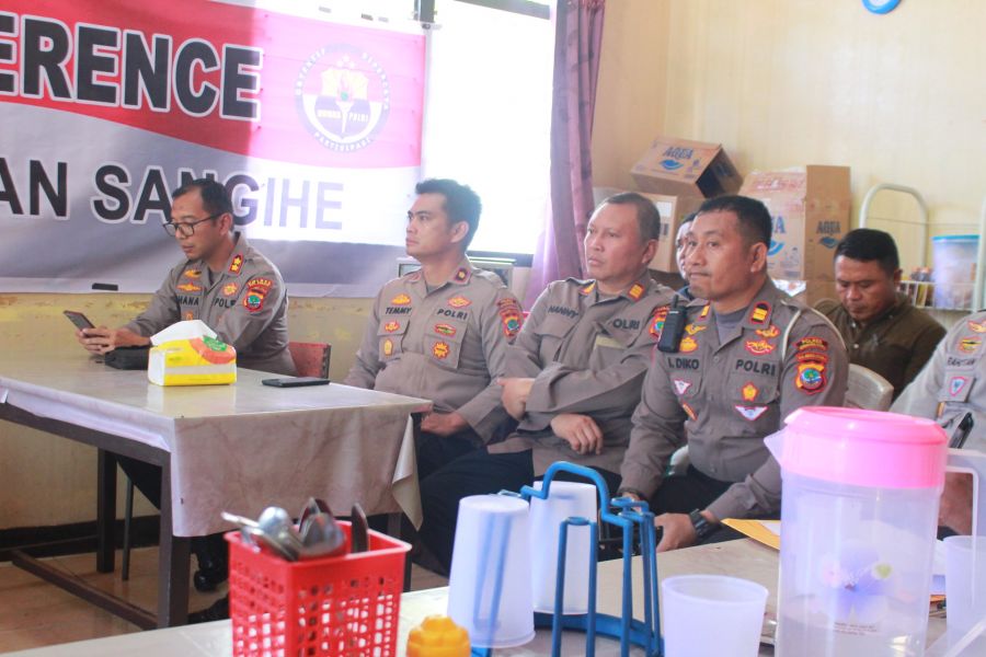 Kapolres Sangihe Gelar Press Conference dengan Para Wartawan