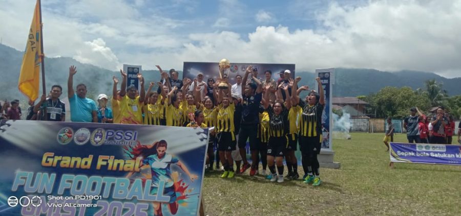 Nasaret Bahoi Angkat Trofi Fun Football Perempuan GMIST 2025