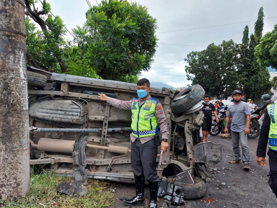 Pengendara Avanza Tewas Usai Menabrak Pagar Beton Di Wangurer