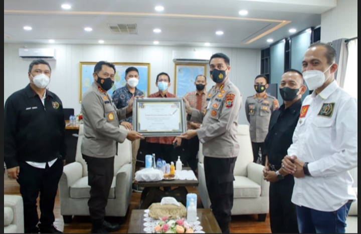 PWI Sulut Beri Penghargaan kepada Irjen pol Mulyatno Sebagai Tokoh Peduli Pers