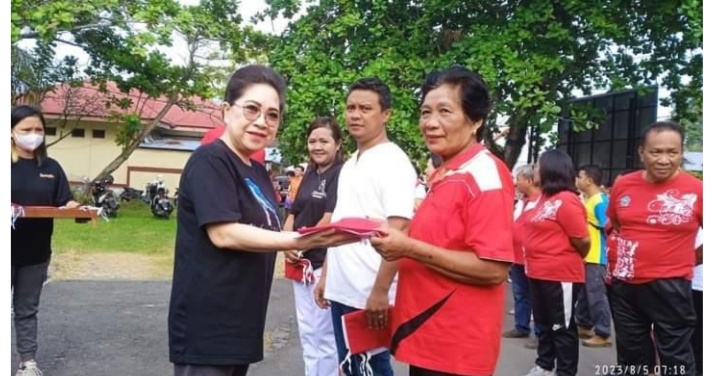 Penjabat Bupati Bagikan Ratusan Bendera Merah Putih Bagi Masyarakat
