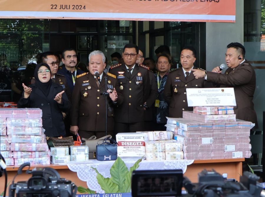 Penyerahan Tersangka dan Barang Bukti HM dan HLN dalam Perkara Komoditas Timah