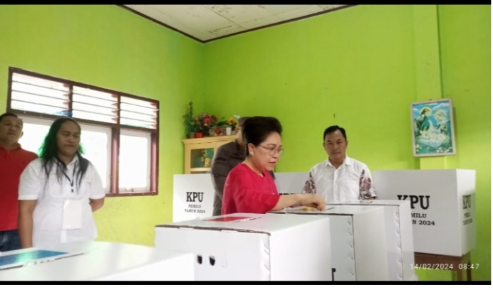 Pj. Bupati Sangihe Salurkan Hak Pilihnya di TPS Tiga, Kelurahan Tona Dua