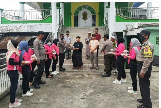 Polsek Aertembaga dan Bhayangkari Berbagi Berkah Jelang Buka Puasa di Masjid Baitul Makmur