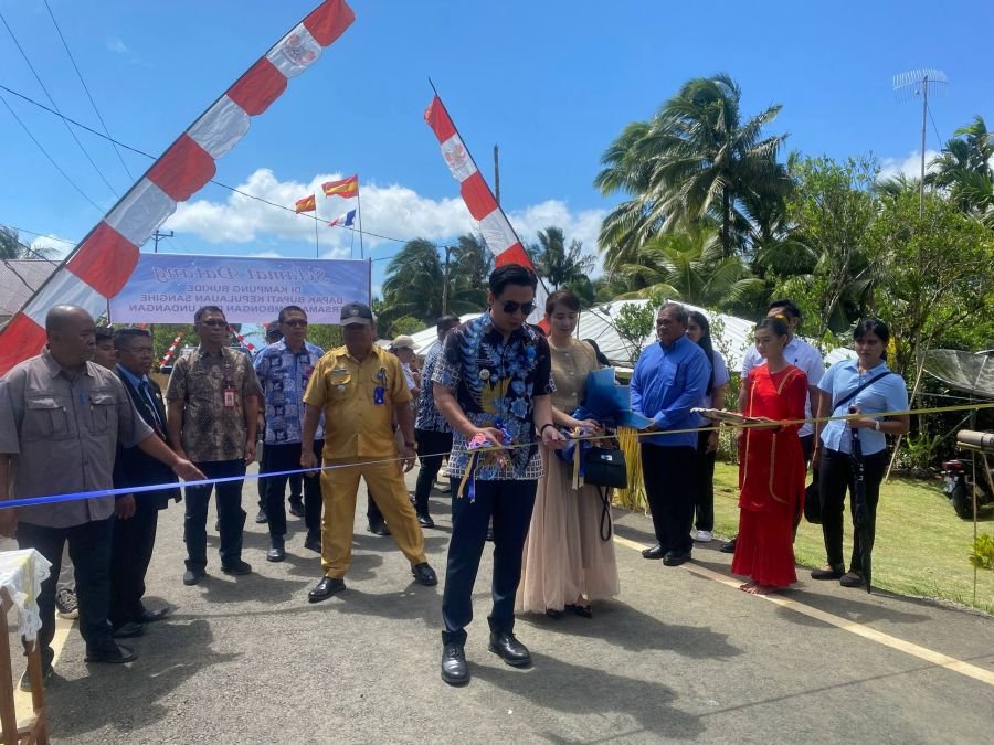 Resmikan Jalan Lesabe–Bukide, Bupati Michael Thungari Hadirkan Akses Baru & Harapan Baru bagi Warga