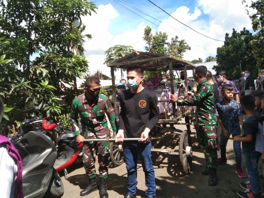 Satgas TMMD-111/Bitung Bantu Pemakaman Almarhum Longdong Sumampouw di Kelurahan Kumersot