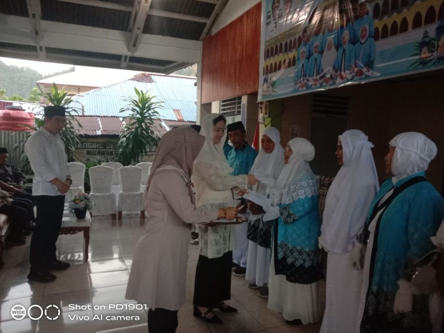 Sentuhan Ibu Daerah di Pelepasan Jamaah Haji, Cherry Thungari Serahkan Tali Asih Penuh Haru