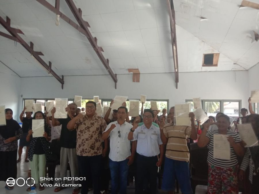 Sertifikat Tanah Diserahkan, 92 Warga Petta Timur Nikmati Program PTSL