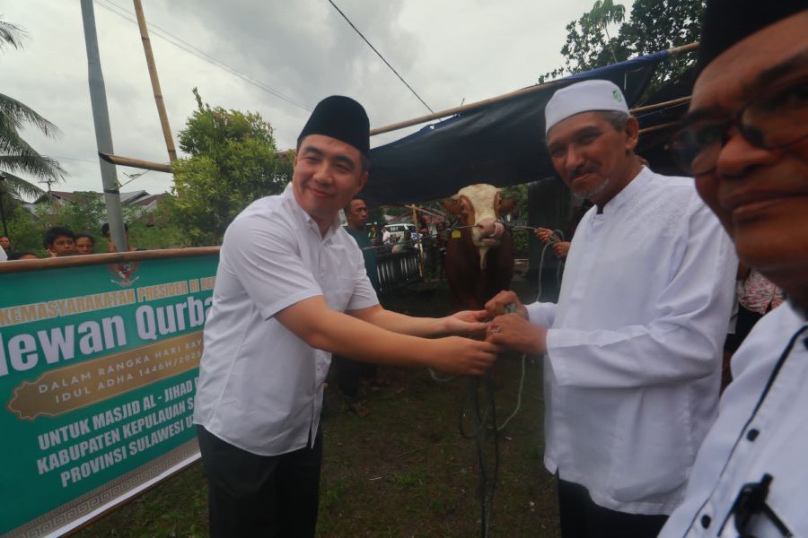 Toleransi Nyata, Bupati Sangihe Michael Thungari Ikut Berkurban