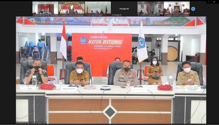 Walikota Bitung mendengarkan Arahan presiden secara virtual